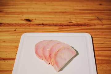 lomo cocido en fetas gruesas en bandeja