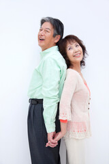 背中合わせのシニア夫婦