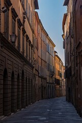 Fototapeta na wymiar Enge Straße in der Altstadt von Siena in der Toskana in Italien 