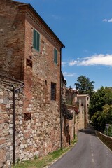 Fototapeta na wymiar Steinhäuser in der Altstadt von Montepulciano in der Toskana in Italien 