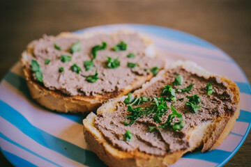 Leberwurst en toastada pate de cerdo
