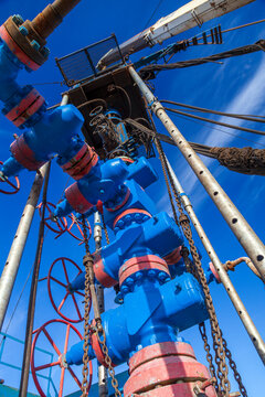 Overhaul of gas wells, coiled tubing installation