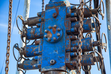 Overhaul of gas wells, coiled tubing installation