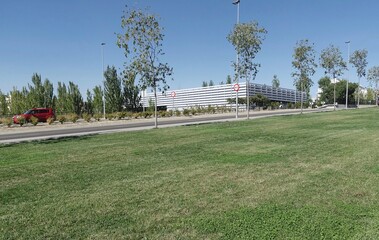 Zona cesped cerca a una entrada de Metro