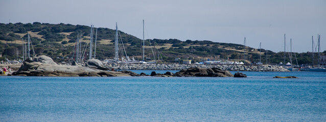 Schiffe und Boote vor der Küste Sardiniens