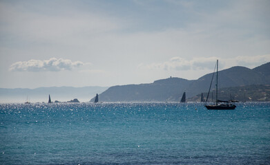 Fototapeta na wymiar Schiffe und Boote vor der Küste Sardiniens