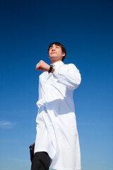 訪問診療する医師