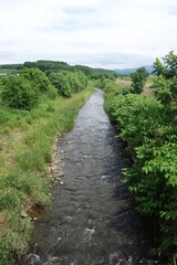Obraz premium 北海道の夏の真っ直ぐな川