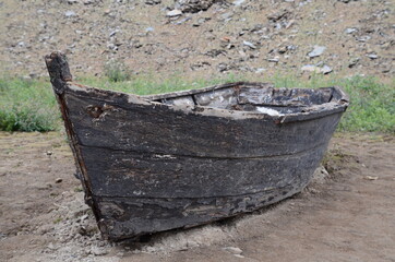 barque en ruine au fond de barrage de Guerlédan