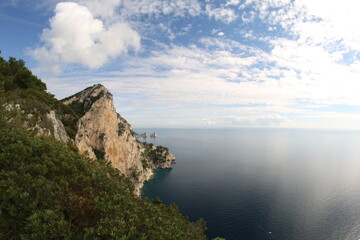 scogliera sul mare con cielo nuvoloso sull'isola di Capri