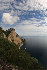 scogliera sul mare con cielo nuvoloso sull'isola di Capri