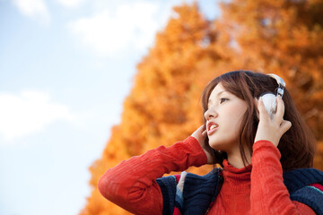 ヘッドホンで音楽を聴く女性