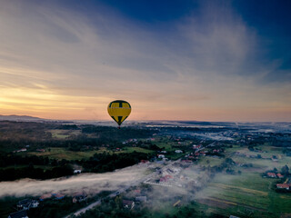 Obraz premium A rainbow over a body of water
