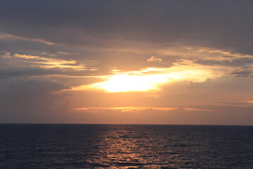 tramonto in mezzo al mare mediterraneo