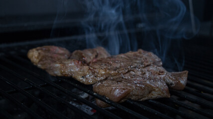 Carne asada en la parrilla