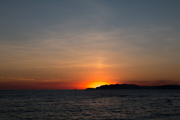 Fototapeta premium tramonto con solo che va dietro le montagne