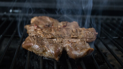 Carne asada en la parrilla