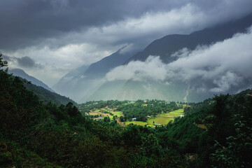 Widok na górską dolinę w Nepalu. © EWA