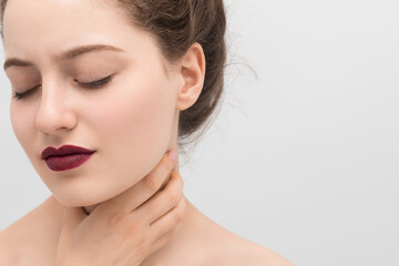 Naklejka premium Woman has a sore throat, red lipstick on her lips.