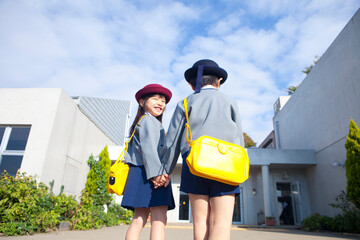 登園する幼稚園児男女の後姿