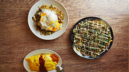 木目テーブルに並んだ料理