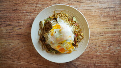 卵乗せ焼きそば