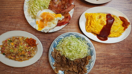 木目テーブルに並んだ料理