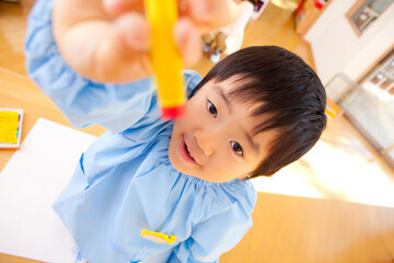 クレヨンを持つ幼稚園児