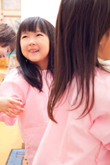 微笑む幼稚園女児