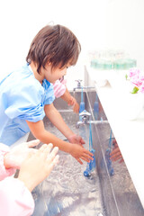 手を洗う幼稚園児
