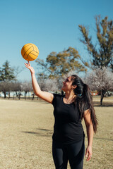 Mujer con pelota al aire libre