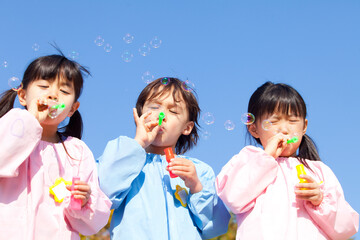 シャボン玉を吹く幼稚園児