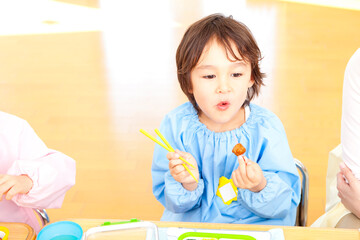 お弁当を食べる幼稚園児