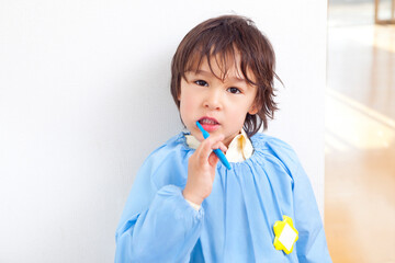 歯磨きをする幼稚園児