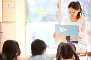 紙芝居を聞く幼稚園児