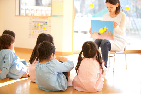 紙芝居を聞く幼稚園児