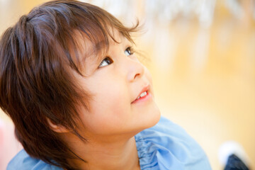 笑顔の幼稚園児の男の子