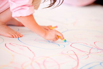 模造紙に絵を描く幼稚園女児