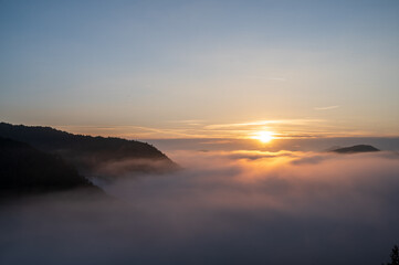 Bergsilhouette im Nebel