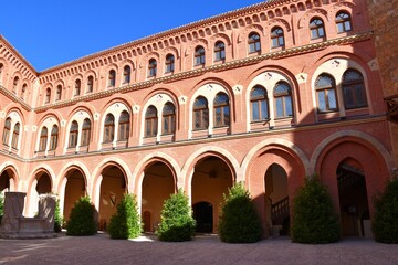 Fototapeta na wymiar Gallery of the courtyard of the castle of Belmonte.