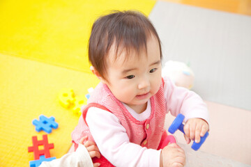 おもちゃで遊ぶ保育園児