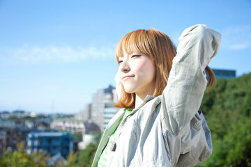 伸びをする女性