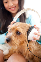 音楽を聴く女の子とペット