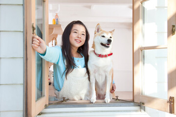 窓を開け空を見上げる柴犬と女の子