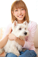 ウエストハイランドホワイトテリアを抱っこする女性