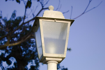 Poste de luz com luminária vintage e céu azul