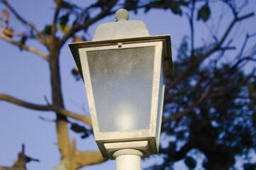 Poste de luz com luminária vintage e céu azul