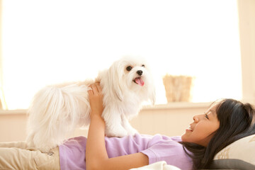 チワマルと寝転がる笑顔の女の子