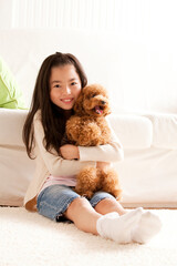 トイプードルを抱きしめる女の子