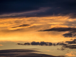 Fototapeta na wymiar Wolkenhimmel bei Sonnenuntergang